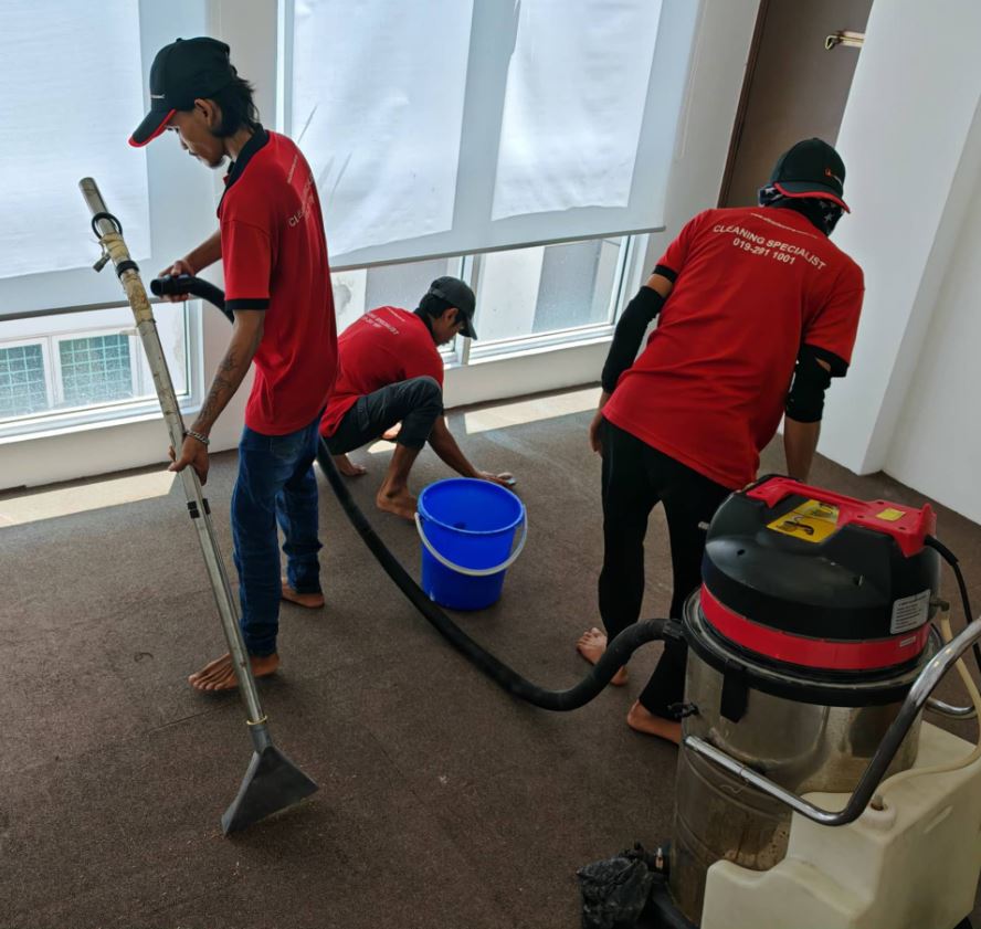 Ultra Cleaning specialist deep cleaning a carpet